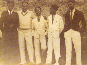 Baltazar Lopes (mais à esq.); Manuel Lopes (mais à direita)